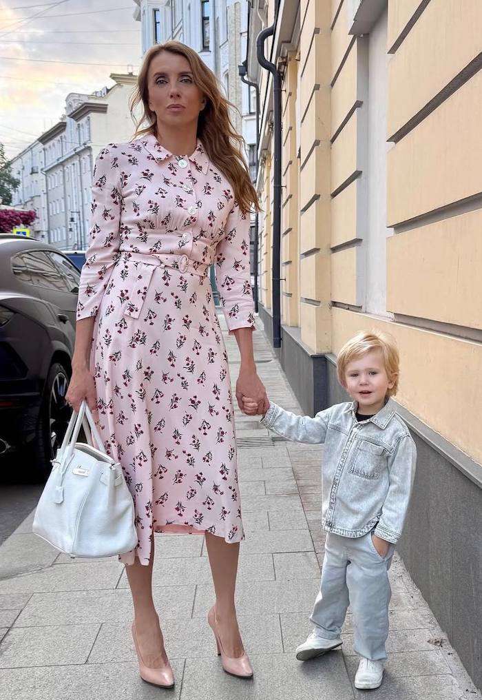 «Это так мило»: Светлану Бондарчук запечатлели на прогулке с подросшим сыном