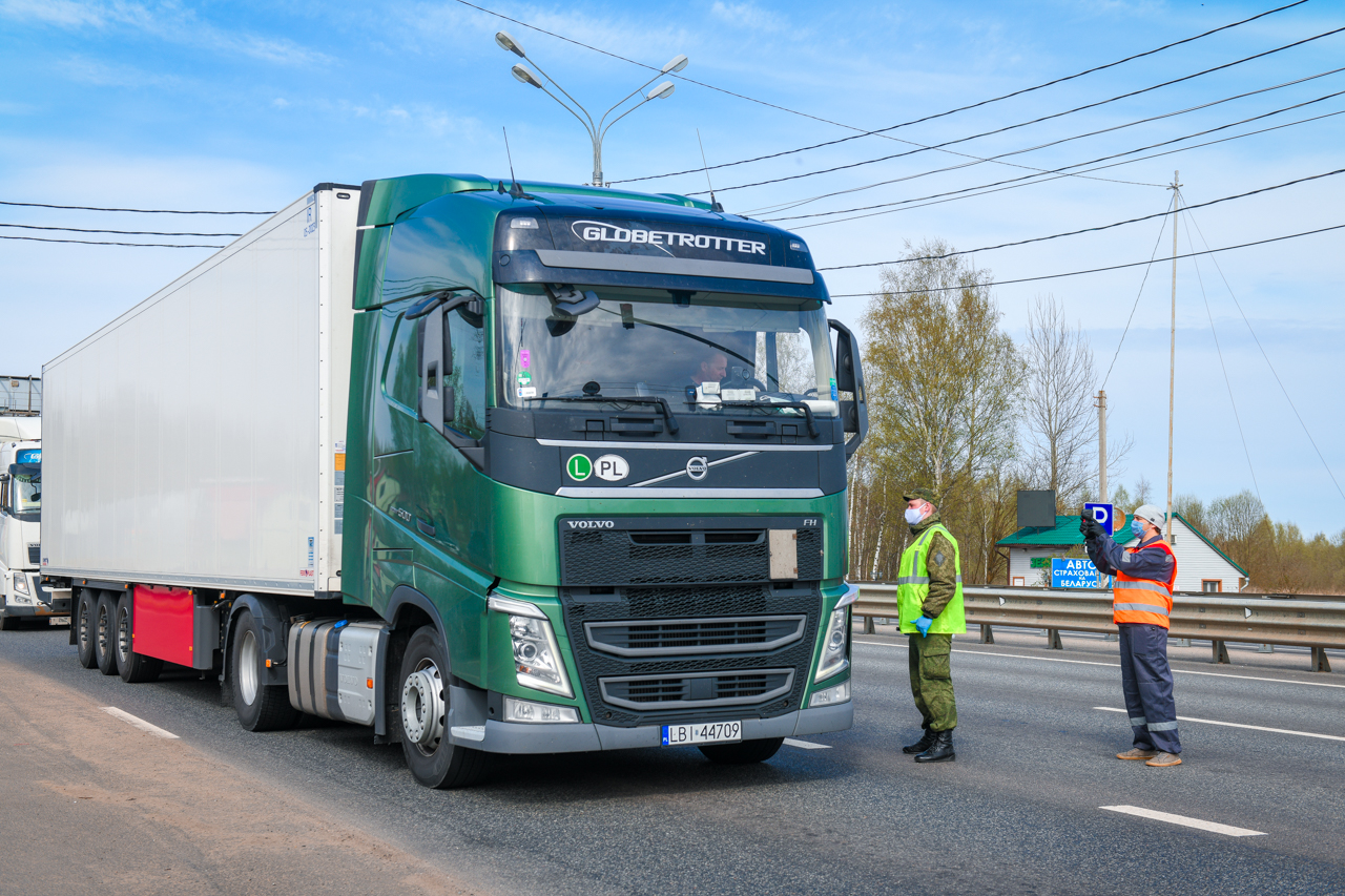 Около 1,5 тысячи авто не успели пересечь закрытую границу Беларуси и Польши