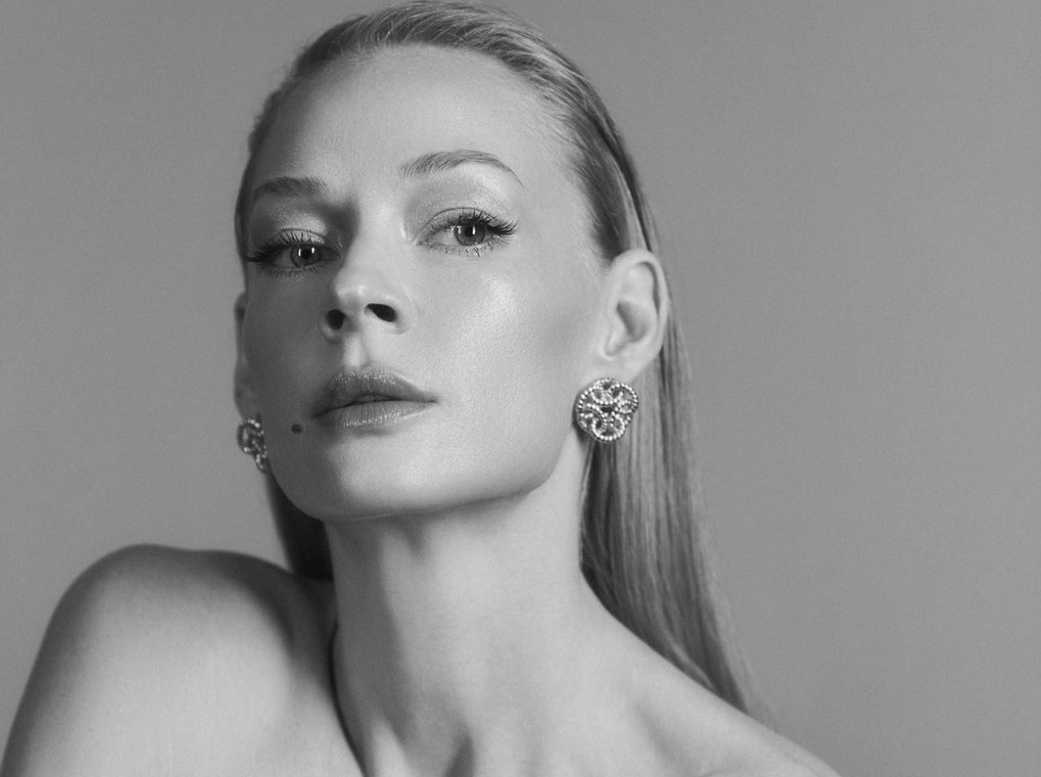 Актриса Ходченкова села на шпагат в микрошортах и чулках