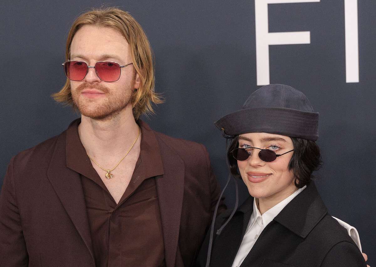 «Извращенец»: в Сети осудили брата Билли Айлиш, который женится на ее копии