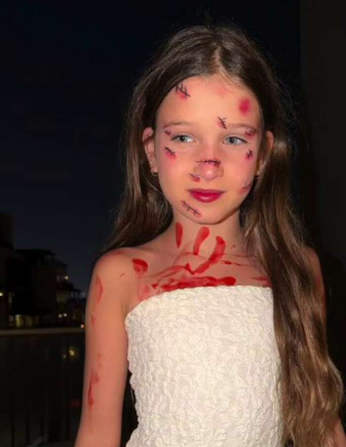 Дочь Ксении Бородиной нарисовала шрамы на лице в честь празднования Хэллоуина