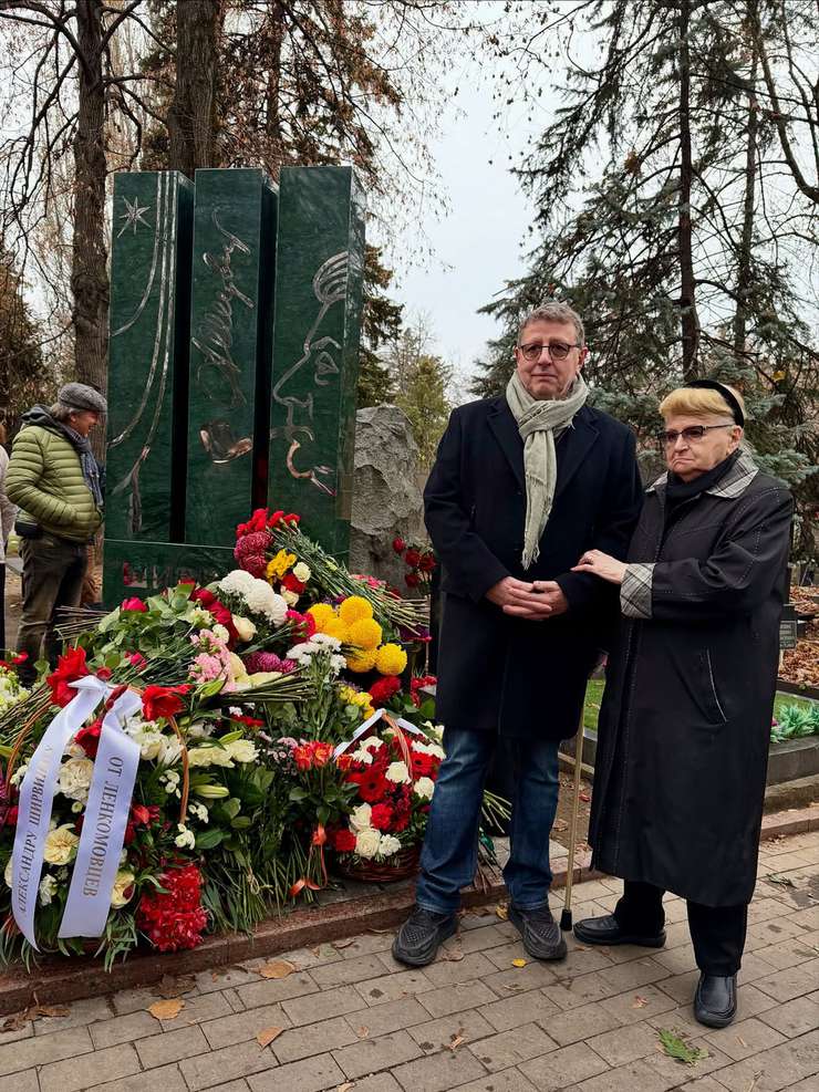 Вдова покойного Ширвиндта пришла на его могилу в особый день