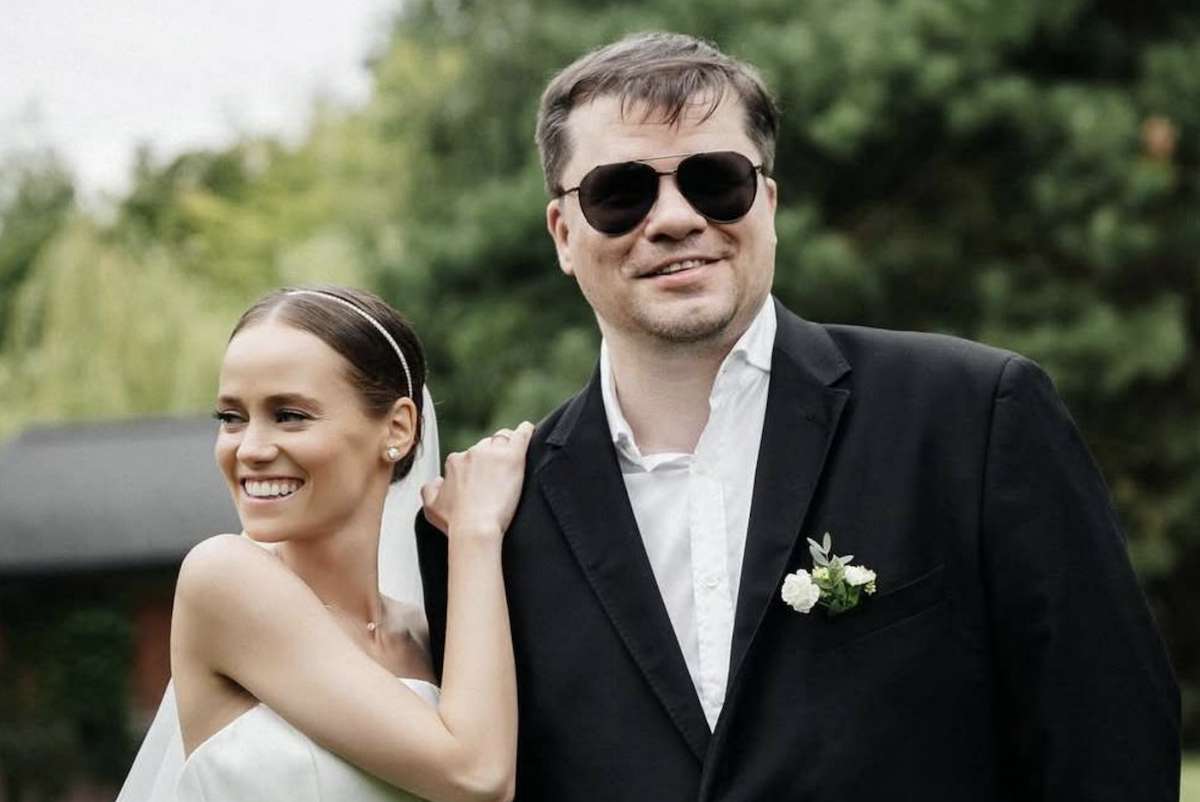 Жена Гарика Харламова примерила наряд в стиле «лебединая грация»: фото