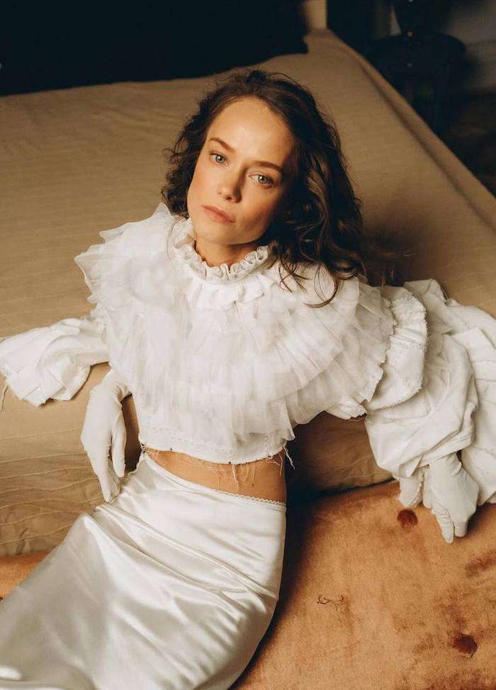 Жена Гарика Харламова примерила наряд в стиле «лебединая грация»: фото