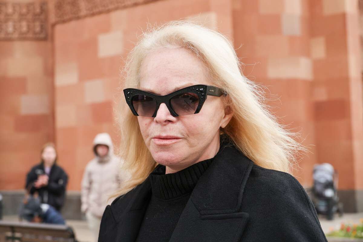 Лариса Долина дала показания в суде и вышла через черный ход