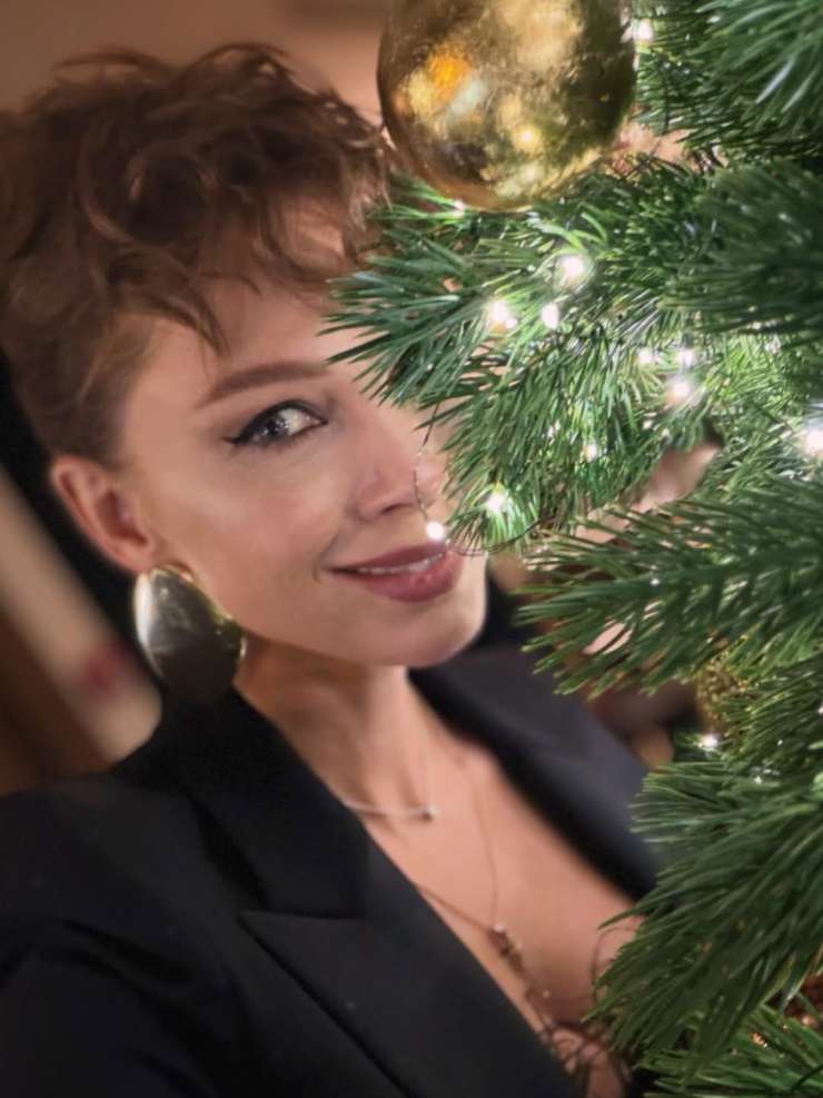 «Вау!»: Диброва отрезала волосы и предстала с дерзкой короткой стрижкой