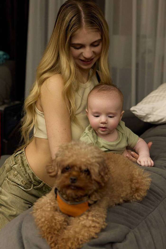 Трусова показала, как ее маленький сын проводит время с питомцами