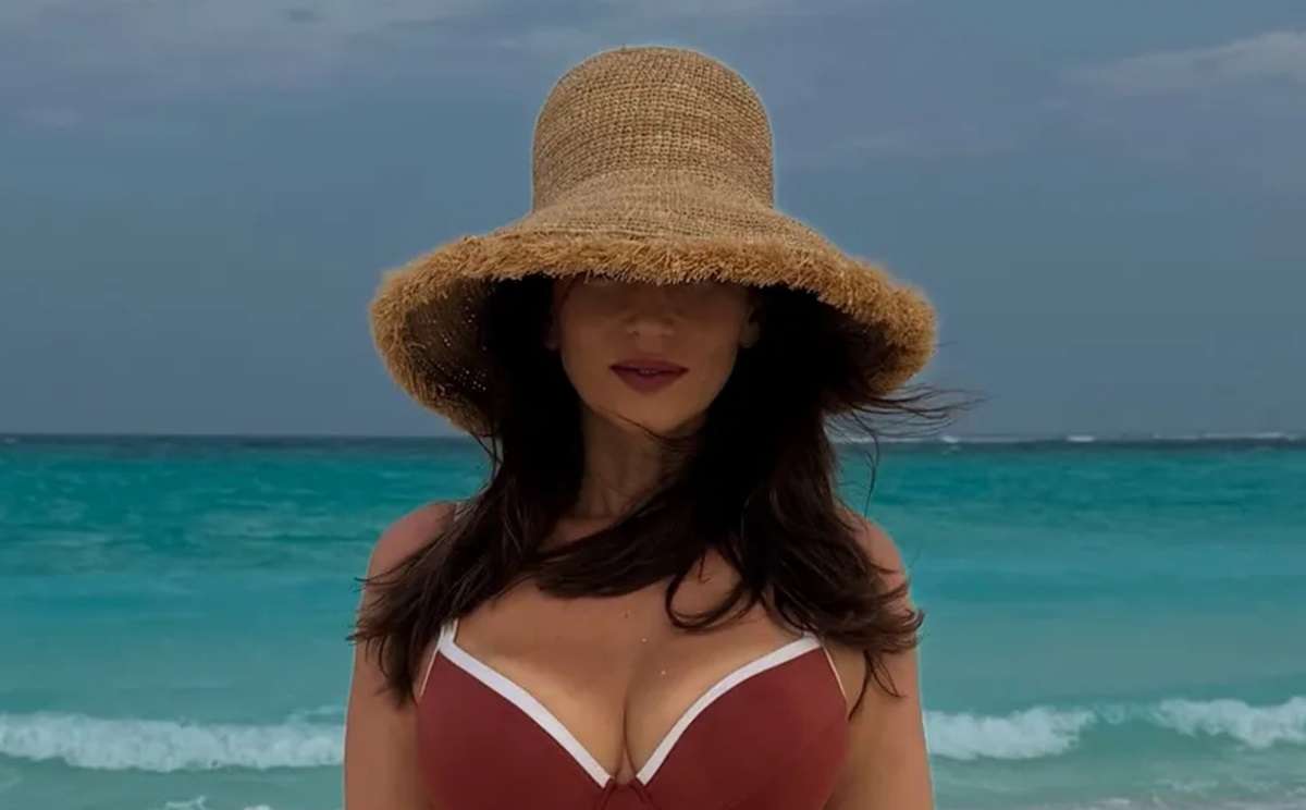 Анфиса Чехова показала фигуру в бикини без ретуши