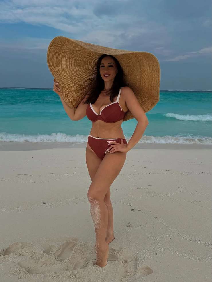 Анфиса Чехова показала фигуру в бикини без ретуши